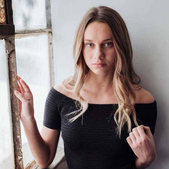 Meet your Posher, Taylor - Picture 1 of 4